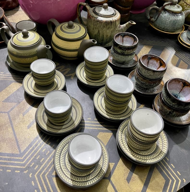 Clay teapots and cups with yellow woven pattern